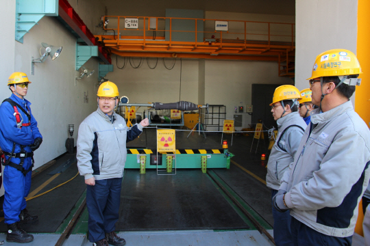 대우조선해양 직원이 작업환경에 구애받지 않고 방사선을 차단하는 이동식 차폐 시스템을 시연하고 있다.  대우조선해양 제공